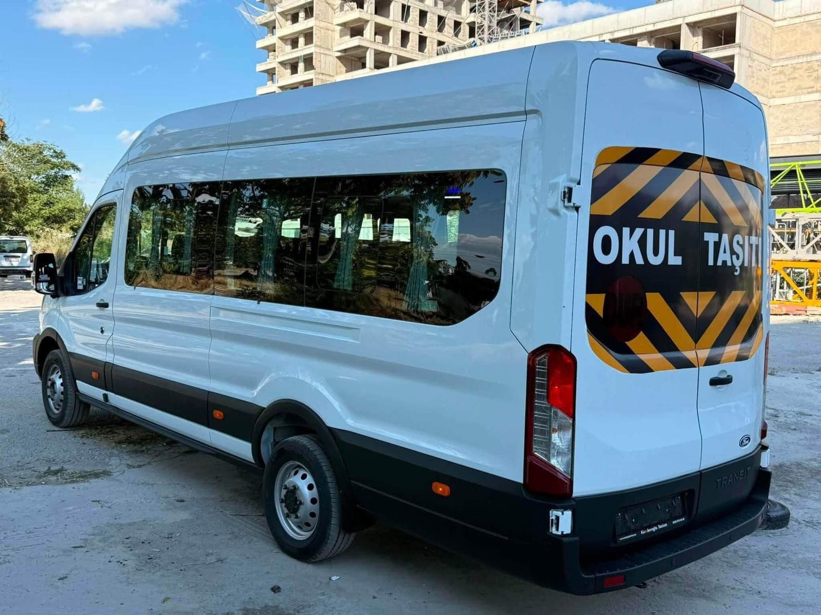 Okul servisi aracının yan profili