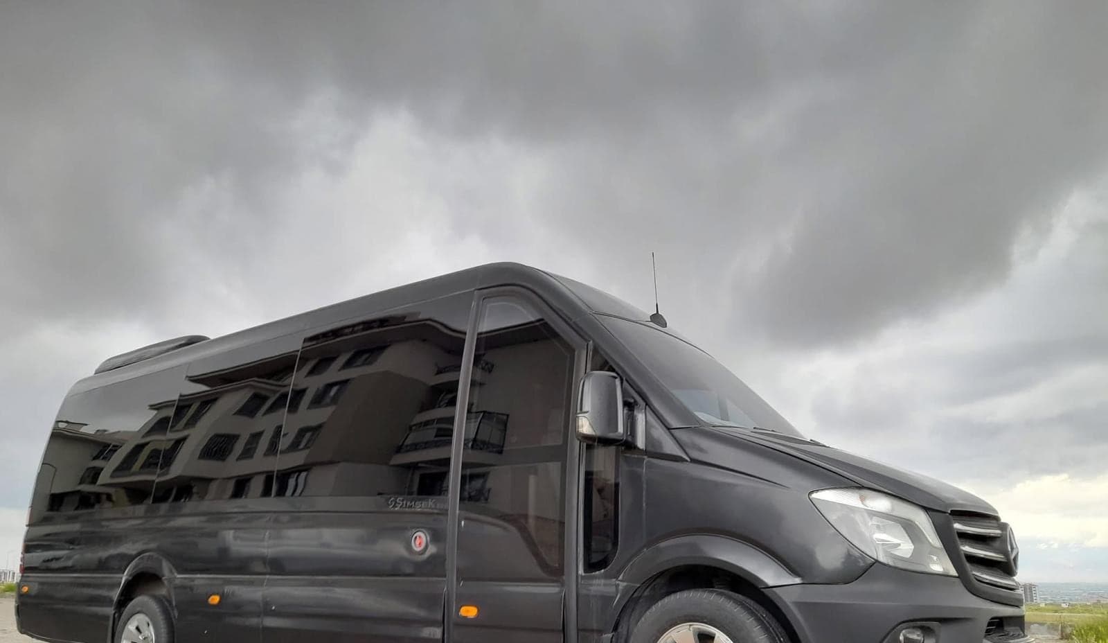 CMN Çimen Turizm VIP filosundan uzun şaseli siyah Mercedes Sprinter