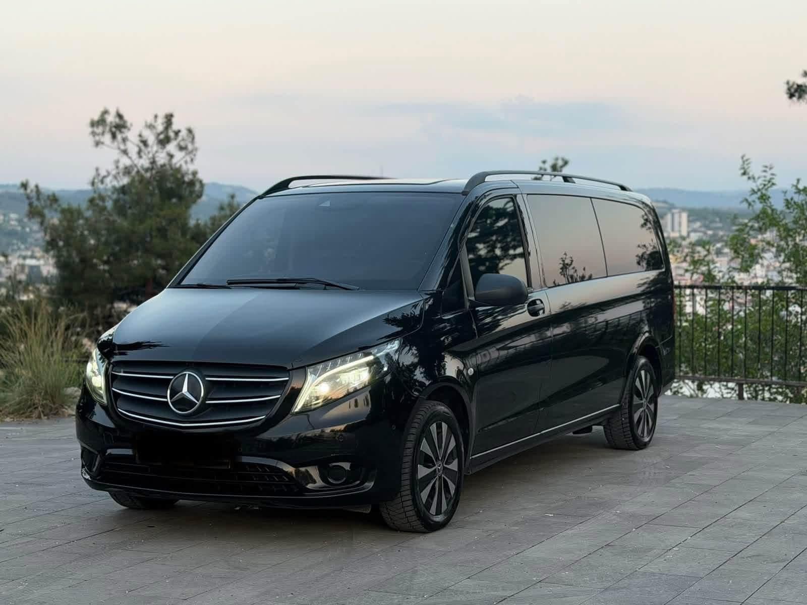 CMN Çimen Turizm VIP filosundan siyah Mercedes Vito, ön-yan görünüm