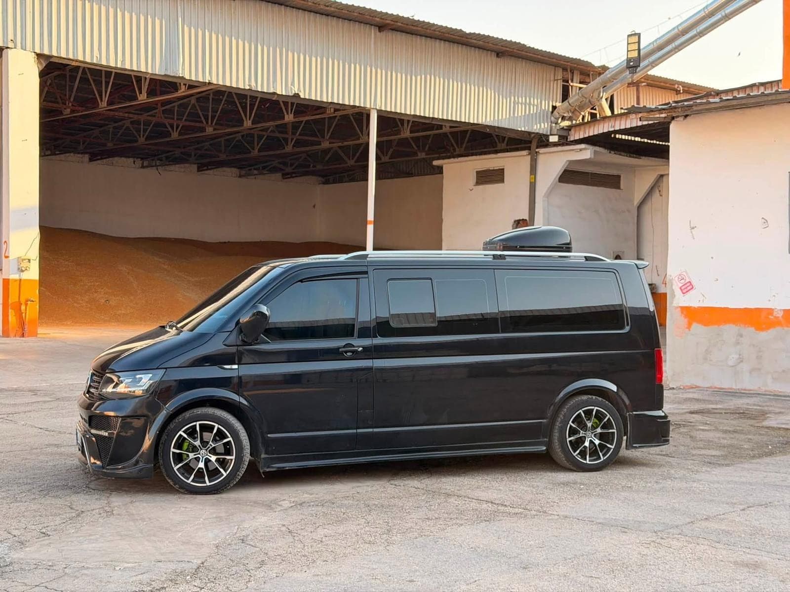 CMN Çimen Turizm VIP filosundan siyah Volkswagen Transporter, yan profil