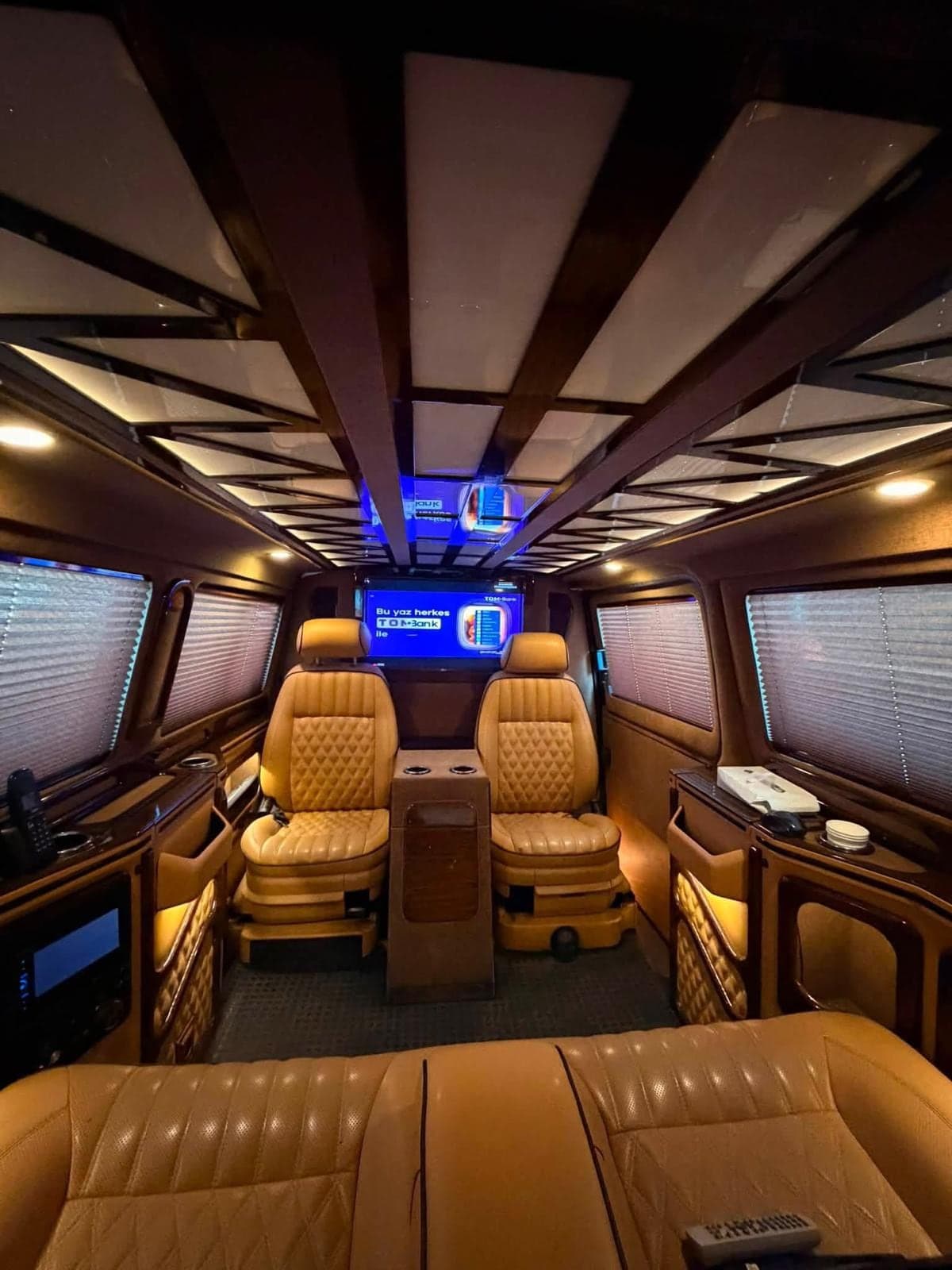 Volkswagen Transporter VIP iç mekânı: taba deri koltuklar ve ambiyans aydınlatması