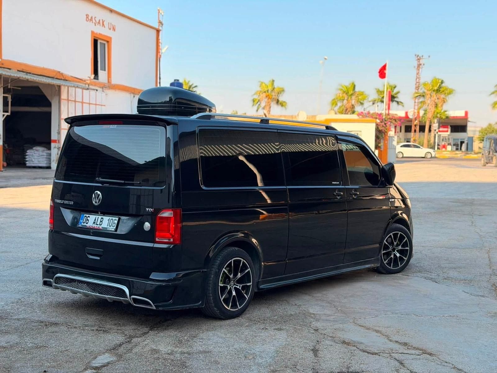 CMN Çimen Turizm filosundan siyah Volkswagen Transporter, yan görünüm